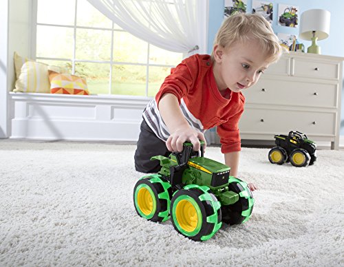 Le monstre de TOMY John Deere marche sur un tracteur à roues foudroyantes