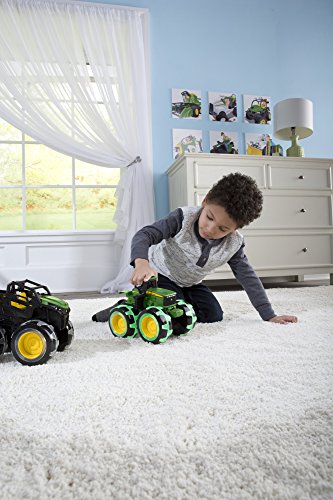 Le monstre de TOMY John Deere marche sur un tracteur à roues foudroyantes